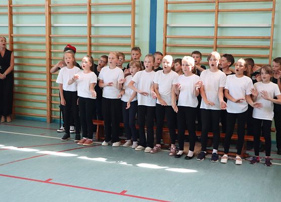 Zakończenie roku szkolnego 2023-2024 grup przedszkolnych i klasy trzeciej w szkole w Redkowicach.