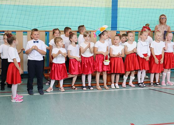 Zakończenie roku szkolnego 2023-2024 grup przedszkolnych i klasy trzeciej w szkole w Redkowicach.