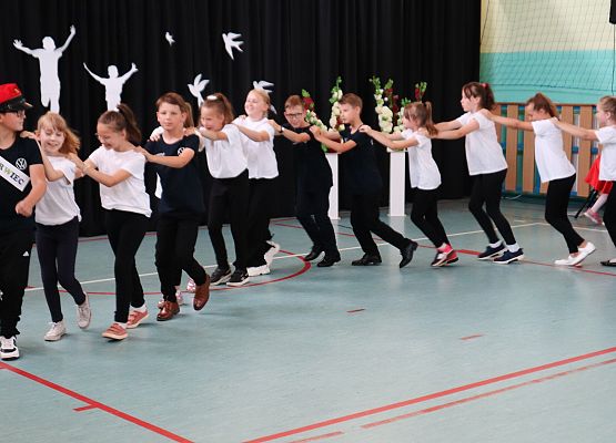 Zakończenie roku szkolnego 2023-2024 grup przedszkolnych i klasy trzeciej w szkole w Redkowicach.