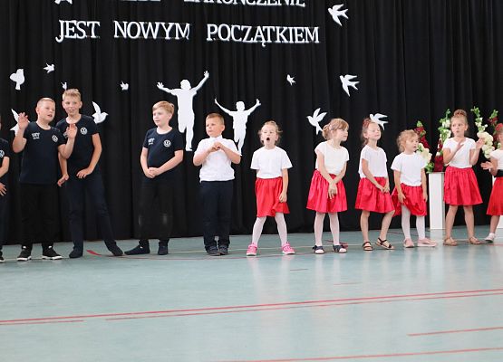 Zakończenie roku szkolnego 2023-2024 grup przedszkolnych i klasy trzeciej w szkole w Redkowicach.