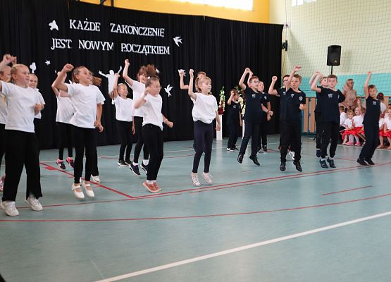 Zakończenie roku szkolnego 2023-2024 grup przedszkolnych i klasy trzeciej w szkole w Redkowicach.