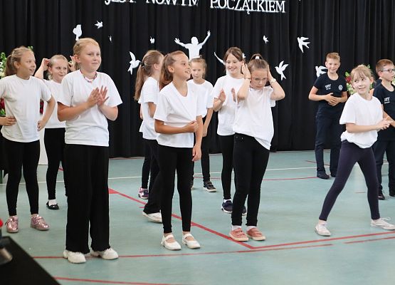 Zakończenie roku szkolnego 2023-2024 grup przedszkolnych i klasy trzeciej w szkole w Redkowicach.