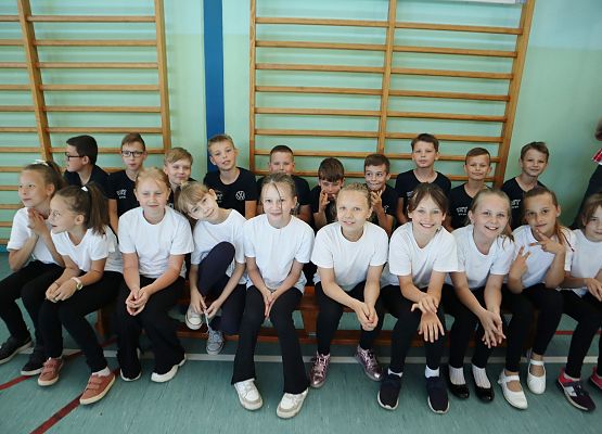 Zakończenie roku szkolnego 2023-2024 grup przedszkolnych i klasy trzeciej w szkole w Redkowicach.