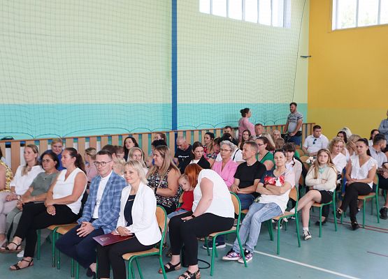 Zakończenie roku szkolnego 2023-2024 grup przedszkolnych i klasy trzeciej w szkole w Redkowicach.