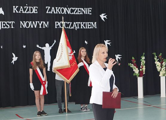 Zakończenie roku szkolnego 2023-2024 grup przedszkolnych i klasy trzeciej w szkole w Redkowicach.