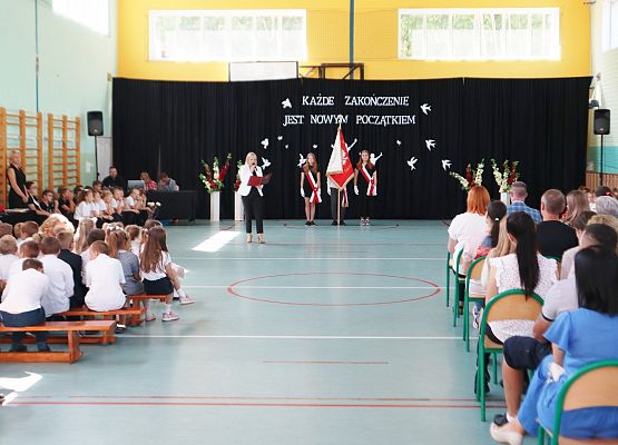 Zakończenie roku szkolnego 2023-2024 grup przedszkolnych i klasy trzeciej w szkole w Redkowicach.