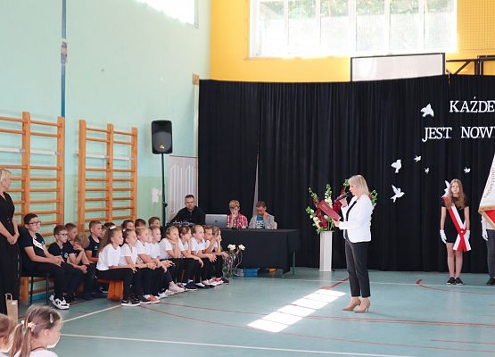Zakończenie roku szkolnego 2023-2024 grup przedszkolnych i klasy trzeciej w szkole w Redkowicach.