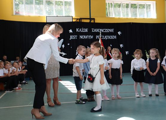 Zakończenie roku szkolnego 2023-2024 grup przedszkolnych i klasy trzeciej w szkole w Redkowicach.