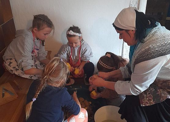 Wycieczka do skansenu w Klukach - Szkoła podstawowa z Redkowic