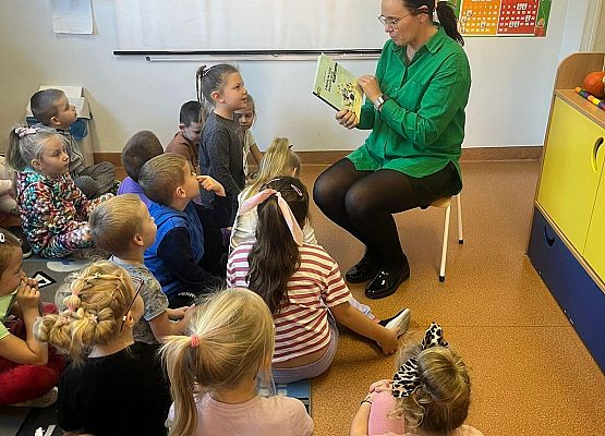 Tajemniczy gość czyta książki w przedszkolu w Redkowicach.