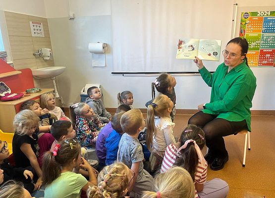 Tajemniczy gość czyta książki w przedszkolu w Redkowicach.