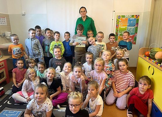 Tajemniczy gość czyta książki w przedszkolu w Redkowicach.