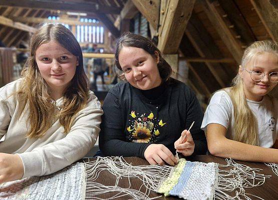 Lekcja muzealna  w skansenie  wsi pomorskiej w Swołowie uczniów ze SP w Redkowicach.