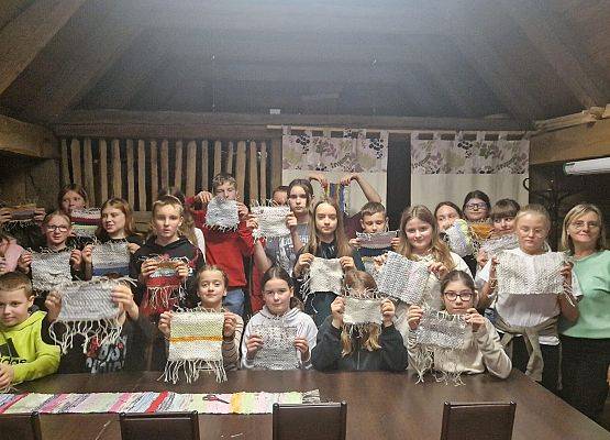 Lekcja muzealna  w skansenie  wsi pomorskiej w Swołowie uczniów ze SP w Redkowicach.