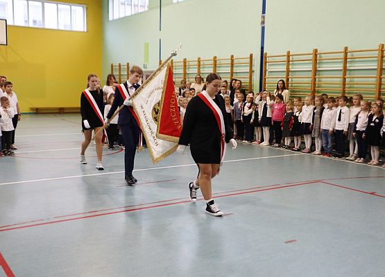 Szkoła do hymnu 2024 w Zespole Szkół w Redkowicach.