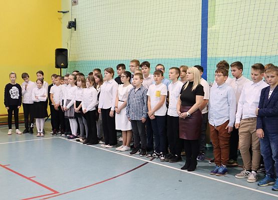 Szkoła do hymnu 2024 w Zespole Szkół w Redkowicach.