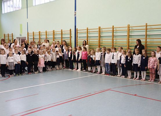 Szkoła do hymnu 2024 w Zespole Szkół w Redkowicach.