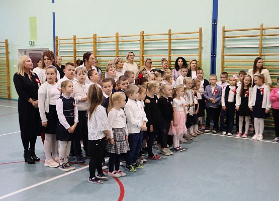 Szkoła do hymnu 2024 w Zespole Szkół w Redkowicach.