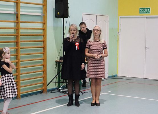 Szkoła do hymnu 2024 w Zespole Szkół w Redkowicach.