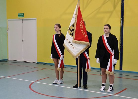 Szkoła do hymnu 2024 w Zespole Szkół w Redkowicach.