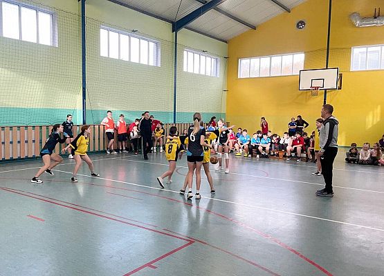 Igrzyska Młodzieży Szkolnej w koszykówce w Redkowicach.