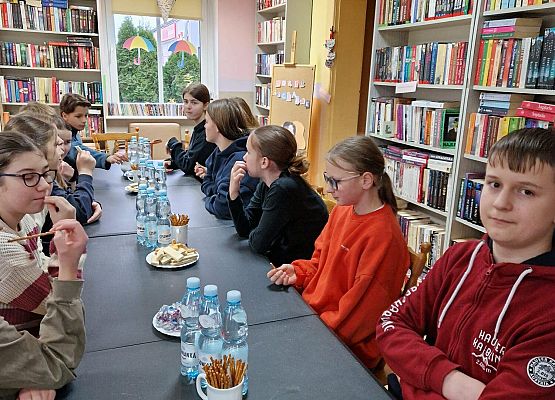 Dyskusyjny Klub Książki odwiedził dziś Bibliotekę Gminną w Nowej Wsi Lęborskiej