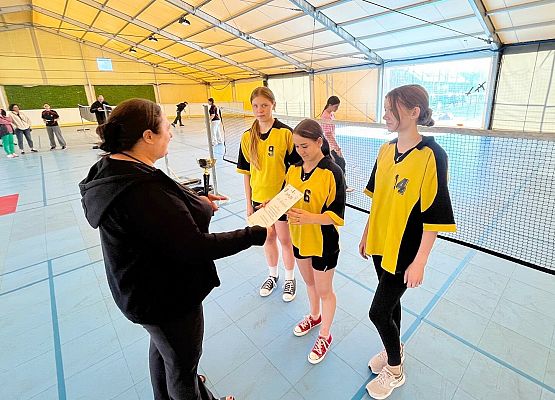 Igrzyska Młodzieży Szkolnej - Mistrzynie Powiatu w badmintonie dziewcząt z SP w Redkowicach.