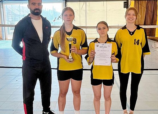 Igrzyska Młodzieży Szkolnej - Mistrzynie Powiatu w badmintonie dziewcząt z SP w Redkowicach.