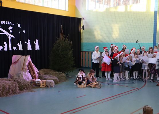 Występy uczniów podczas jasełek.