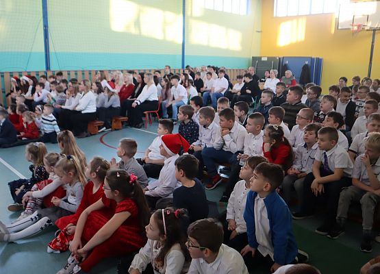 Występy uczniów podczas jasełek.