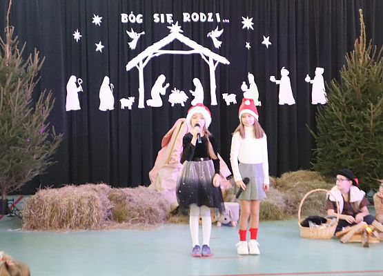 Występy uczniów podczas jasełek.