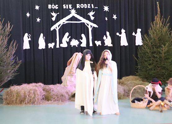 Występy uczniów podczas jasełek.