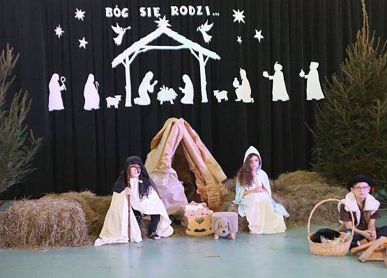 Występy uczniów podczas jasełek.
