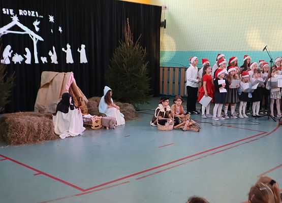 Występy uczniów podczas jasełek.