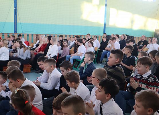 Występy uczniów podczas jasełek.