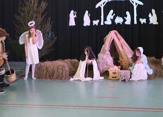 Występy uczniów podczas jasełek.