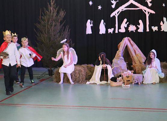 Występy uczniów podczas jasełek.