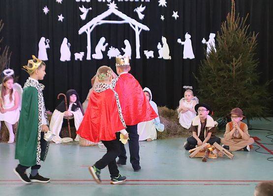 Występy uczniów podczas jasełek.