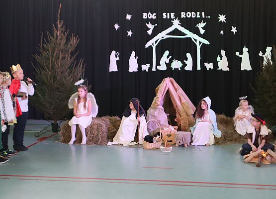 Występy uczniów podczas jasełek.