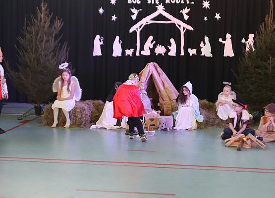 Występy uczniów podczas jasełek.
