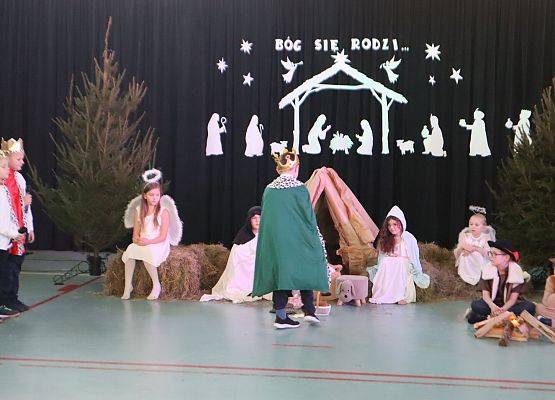 Występy uczniów podczas jasełek.