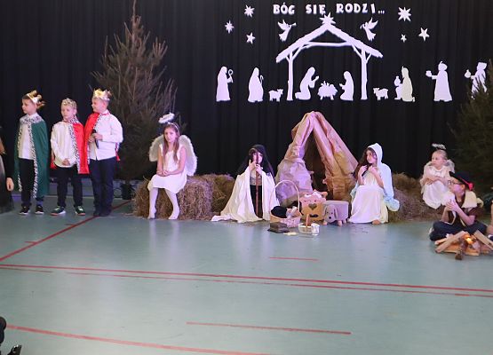 Występy uczniów podczas jasełek.