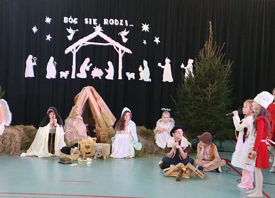 Występy uczniów podczas jasełek.