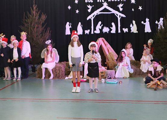 Występy uczniów podczas jasełek.