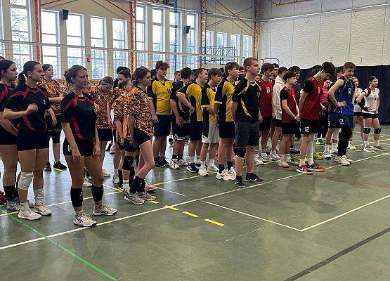 Siatkówka dziewcząt w Cewicach.