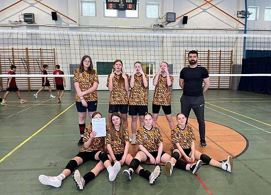 Siatkówka dziewcząt w Cewicach.