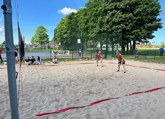 Zawody w piłkę plażową.