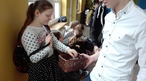 Grafika #7: Panowie z Samorządu Uczniowskiego pamiętali o Dniu Kobiet