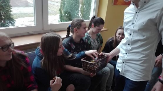 Grafika #5: Panowie z Samorządu Uczniowskiego pamiętali o Dniu Kobiet