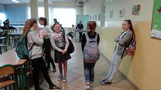 Grafika #1: Panowie z Samorządu Uczniowskiego pamiętali o Dniu Kobiet